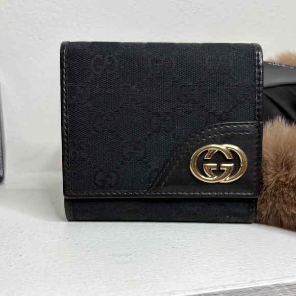 Gucci Black Wallet with Gold Emblem - Picture 1 of 9